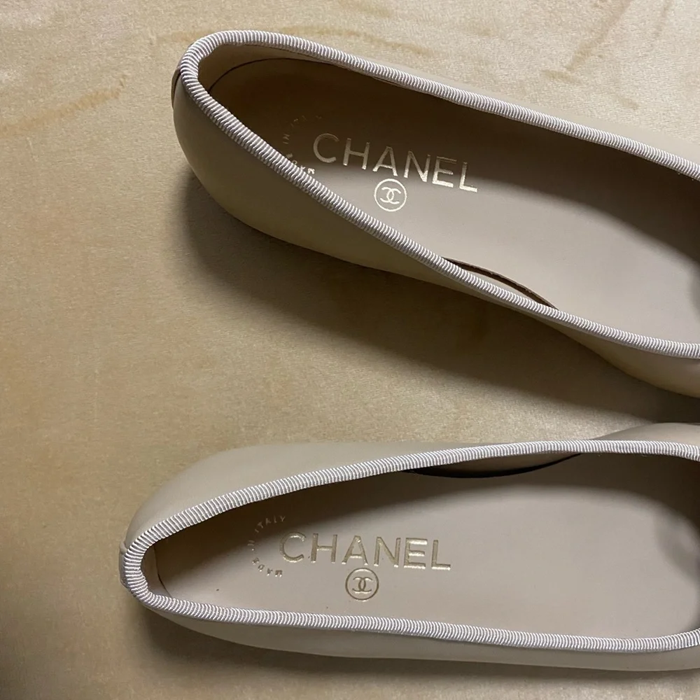CHANEL Beige and Dark Black Flats with Bow - Picture 5 of 5